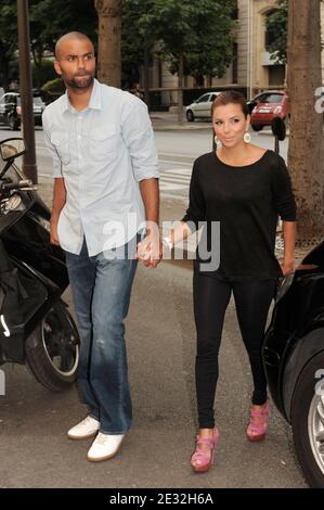 Eva Longoria kommt mit ihrem Mann Tony Parker am 10. Juli 2010 im Georges Rech Store in der Avenue Montaigne in Paris an, um dort ihr neues Kleid für die kommende "Par Coeur Gala Georges Rech" einzukaufen und zu verstauen. Foto von Giancarlo Gorassini/ABACAPRESS.COM Stockfoto