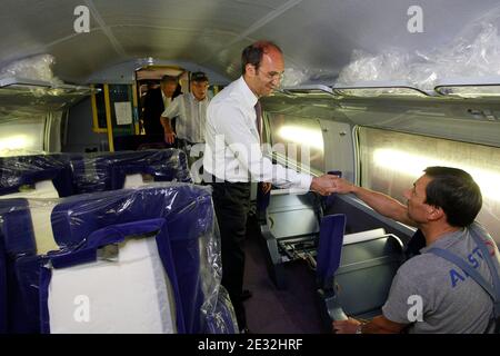 Frankreichs Arbeitsminister Eric Woerth bei seinem Besuch auf dem Alstom-Transportgelände in Reichshoffen, Ostfrankreich, am 12. Juli 2010. Foto von Jean-Francois Badias/ABACAPRESS.COM Stockfoto