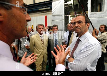 Frankreichs Arbeitsminister Eric Woerth bei seinem Besuch auf dem Alstom-Transportgelände in Reichshoffen, Ostfrankreich, am 12. Juli 2010. Foto von Jean-Francois Badias/ABACAPRESS.COM Stockfoto