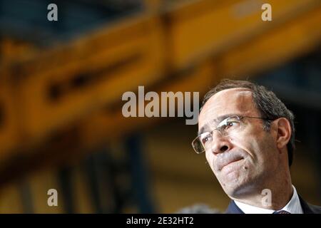 Frankreichs Arbeitsminister Eric Woerth bei seinem Besuch auf dem Alstom-Transportgelände in Reichshoffen, Ostfrankreich, am 12. Juli 2010. Foto von Jean-Francois Badias/ABACAPRESS.COM Stockfoto