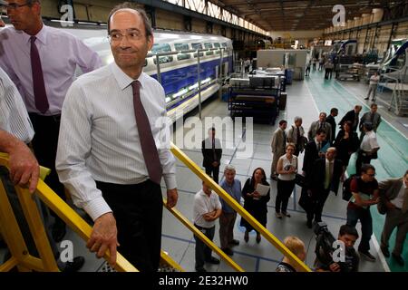 Frankreichs Arbeitsminister Eric Woerth bei seinem Besuch auf dem Alstom-Transportgelände in Reichshoffen, Ostfrankreich, am 12. Juli 2010. Foto von Jean-Francois Badias/ABACAPRESS.COM Stockfoto