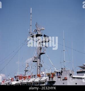 Hauptmast der USS Spiegel Grove (LSD-32) im Jahr 1988. Stockfoto