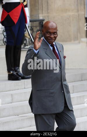 Senegals Präsident Abdoulaye Wade verlässt am 13. Juli 2010 nach einem Mittagessen mit Nicolas Sarkozy und 13 afrikanischen Präsidenten den Elysee-Palast in Paris, Frankreich. 50 Jahre nach ihrer Unabhängigkeit sind 13 afrikanische Länder eingeladen, mit französischen Truppen zur französischen Nationalfeier, dem Tag der Bastille, zu ziehen, der am 14. Juli 2010 auf den Champs Elysees in Paris stattfinden wird. Foto von Mousse/ABACAPRESS.COM Stockfoto