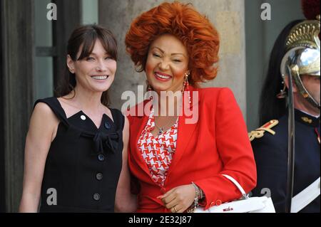 Die französische First Lady Carla Bruni-Sarkozy empfängt Kameruns First Lady Chantal Biya am 13. Juli 2010 vor einem Empfang im Elysee-Palast in Paris. Foto von Thierry Orban/ABACAPRESS.COM Stockfoto