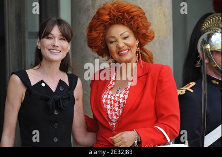 Die französische First Lady Carla Bruni-Sarkozy empfängt Kameruns First Lady Chantal Biya am 13. Juli 2010 vor einem Empfang im Elysee-Palast in Paris. Foto von Thierry Orban/ABACAPRESS.COM Stockfoto