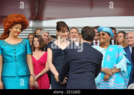 Kameruns Chantal Biya, die französische First Lady Carla Bruni-Sarkozy, der französische Präsident Nicolas Sarkozy, Burkina Fasos Chantal Compaore nehmen am 14. Juli 2010 an der Bastille Day Parade auf der Champs Elysee Avenue in Paris Teil. Foto von Thierry Orban/ABACAPRESS.COM Stockfoto