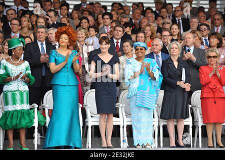 Malis Lobbo Traore Toure, die Kongolesen Antoinette Sassou-Nguesso, Kameruns Chantal Biya, die französische First Lady Carla Bruni-Sarkozy, Burkina Fasos Chantal Compaore, Penelope Fillon und die senegalesische Viviane Wade nehmen am 14. Juli 2010 an der Bastille Day Parade auf der Champs Elysee Avenue in Paris Teil. Foto von Thierry Orban/ABACAPRESS.COM Stockfoto