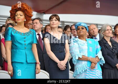 Kameruns Chantal Biya, die französische First Lady Carla Bruni-Sarkozy und Burkina Fasos Chantal Compaore und Penelope Fillon nehmen am 14. Juli 2010 an der Bastille Day Parade auf der Champs Elysee Avenue in Paris Teil. Foto von Thierry Orban/ABACAPRESS.COM Stockfoto