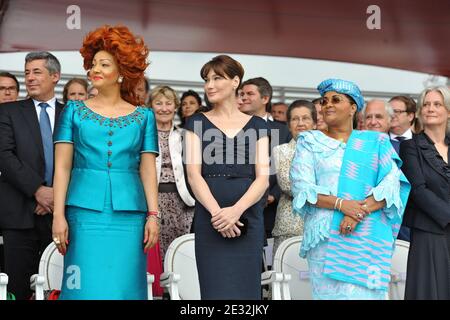 Kameruns Chantal Biya, die französische First Lady Carla Bruni-Sarkozy und Burkina Fasos Chantal Compaore und Penelope Fillon nehmen am 14. Juli 2010 an der Bastille Day Parade auf der Champs Elysee Avenue in Paris Teil. Foto von Thierry Orban/ABACAPRESS.COM Stockfoto