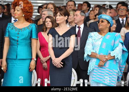 Kameruns Chantal Biya, die französische First Lady Carla Bruni-Sarkozy und Burkina Fasos Chantal Compaore nehmen am 14. Juli 2010 an der Bastille Day Parade auf der Champs Elysee Avenue in Paris Teil. Foto von Thierry Orban/ABACAPRESS.COM Stockfoto