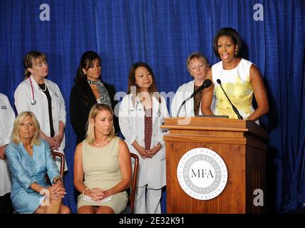 First Lady Michelle Obama spricht bei einer Veranstaltung über den Affordable Care Act im George Washington University Hospital am 14. Juli 2010 in Washington, DC. Foto von Leslie E. Kossopf/ABACAPRESS.COM (im Bild: Michelle Obama, Jill Biden, Maggie Roberts) Stockfoto