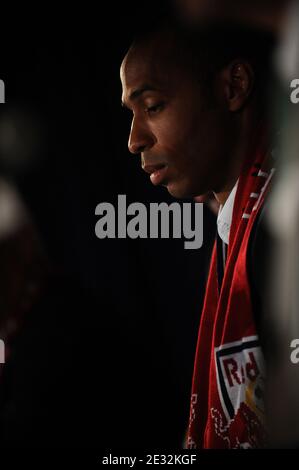 Der französische Fußballspieler Thierry Henry besucht am 15. Juli 2010 eine Pressekonferenz in der Red Bull Arena in Harrison, New Jersey, USA. Henry kündigte früh an, dass er aus der französischen Nationalmannschaft ausscheiden würde. Die New Yorker Red Bulls, die tatsächlich in einem neuen Stadion in Harrison, NJ spielen, verkündeten, dass Thierry Henry einem mehrjährigen Vertrag zugestimmt hat, um zu kommen, um seine Fähigkeiten am Atlantik zu zeigen. Henry wird voraussichtlich am 22. Juli sein Debüt in einem Ausstellungsspiel gegen den Premier League Club Tottenham geben. Foto von Mehdi Taamallah/Cameleon/ABACAPRESS.COM Stockfoto