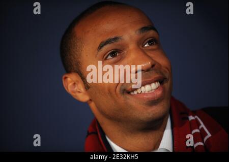 Der französische Fußballspieler Thierry Henry besucht am 15. Juli 2010 eine Pressekonferenz in der Red Bull Arena in Harrison, New Jersey, USA. Henry kündigte früh an, dass er aus der französischen Nationalmannschaft ausscheiden würde. Die New Yorker Red Bulls, die tatsächlich in einem neuen Stadion in Harrison, NJ spielen, verkündeten, dass Thierry Henry einem mehrjährigen Vertrag zugestimmt hat, um zu kommen, um seine Fähigkeiten am Atlantik zu zeigen. Henry wird voraussichtlich am 22. Juli sein Debüt in einem Ausstellungsspiel gegen den Premier League Club Tottenham geben. Foto von Mehdi Taamallah/Cameleon/ABACAPRESS.COM Stockfoto