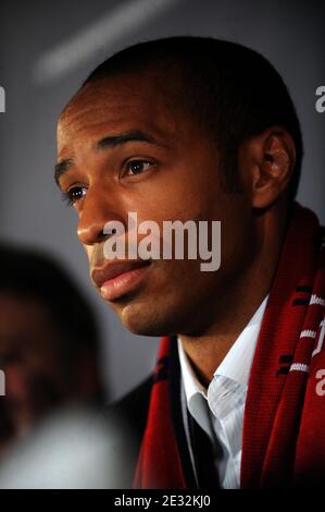 Der französische Fußballspieler Thierry Henry besucht am 15. Juli 2010 eine Pressekonferenz in der Red Bull Arena in Harrison, New Jersey, USA. Henry kündigte früh an, dass er aus der französischen Nationalmannschaft ausscheiden würde. Die New Yorker Red Bulls, die tatsächlich in einem neuen Stadion in Harrison, NJ spielen, verkündeten, dass Thierry Henry einem mehrjährigen Vertrag zugestimmt hat, um zu kommen, um seine Fähigkeiten am Atlantik zu zeigen. Henry wird voraussichtlich am 22. Juli sein Debüt in einem Ausstellungsspiel gegen den Premier League Club Tottenham geben. Foto von Mehdi Taamallah/Cameleon/ABACAPRESS.COM Stockfoto