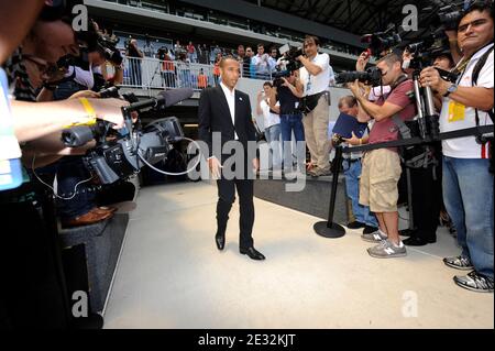 Der französische Fußballspieler Thierry Henry besucht am 15. Juli 2010 eine Pressekonferenz in der Red Bull Arena in Harrison, New Jersey, USA. Henry kündigte früh an, dass er aus der französischen Nationalmannschaft ausscheiden würde. Die New Yorker Red Bulls, die tatsächlich in einem neuen Stadion in Harrison, NJ spielen, verkündeten, dass Thierry Henry einem mehrjährigen Vertrag zugestimmt hat, um zu kommen, um seine Fähigkeiten am Atlantik zu zeigen. Henry wird voraussichtlich am 22. Juli sein Debüt in einem Ausstellungsspiel gegen den Premier League Club Tottenham geben. Foto von Mehdi Taamallah/Cameleon/ABACAPRESS.COM Stockfoto