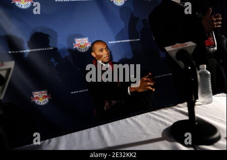 Der französische Fußballspieler Thierry Henry besucht am 15. Juli 2010 eine Pressekonferenz in der Red Bull Arena in Harrison, New Jersey, USA. Henry kündigte früh an, dass er aus der französischen Nationalmannschaft ausscheiden würde. Die New Yorker Red Bulls, die tatsächlich in einem neuen Stadion in Harrison, NJ spielen, verkündeten, dass Thierry Henry einem mehrjährigen Vertrag zugestimmt hat, um zu kommen, um seine Fähigkeiten am Atlantik zu zeigen. Henry wird voraussichtlich am 22. Juli sein Debüt in einem Ausstellungsspiel gegen den Premier League Club Tottenham geben. Foto von Mehdi Taamallah/Cameleon/ABACAPRESS.COM Stockfoto