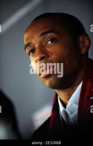 Der französische Fußballspieler Thierry Henry besucht am 15. Juli 2010 eine Pressekonferenz in der Red Bull Arena in Harrison, New Jersey, USA. Henry kündigte früh an, dass er aus der französischen Nationalmannschaft ausscheiden würde. Die New Yorker Red Bulls, die tatsächlich in einem neuen Stadion in Harrison, NJ spielen, verkündeten, dass Thierry Henry einem mehrjährigen Vertrag zugestimmt hat, um zu kommen, um seine Fähigkeiten am Atlantik zu zeigen. Henry wird voraussichtlich am 22. Juli sein Debüt in einem Ausstellungsspiel gegen den Premier League Club Tottenham geben. Foto von Mehdi Taamallah/Cameleon/ABACAPRESS.COM Stockfoto