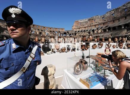 Das kulturelle Erbe der italienischen Carabinieri zeigt am 16. Juli 2010 im Kolosseum in Rom, Italien, 337 archäologische Artefakte, aus dem 8. Jahrhundert v. Chr. bis zum 4. Jahrhundert n. Chr., Im Rahmen einer Pressekonferenz über Beschlagnahmen im Rahmen der Operation "Andromeda", an der italienische Carabinieri und die Schweizer Justizbehörden beteiligt waren, wurden über 15 Millionen Euro (19.5 Millionen US-Dollar) geschätzt. Alle Artefakte stammen aus Süditalien und Griechenland und wurden vor einigen Tagen in Genf, Schweiz, beschlagnahmt. Italienische Behörden forderten einen weiteren Sieg in ihrer Kampagne gegen die illegalen Stockfoto