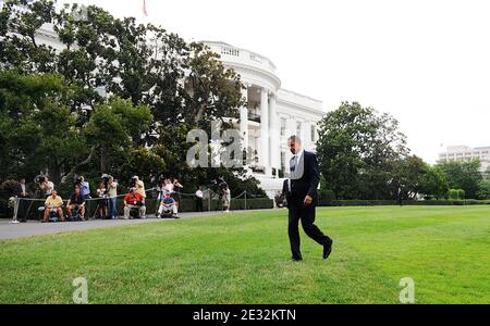 Präsident Barack Obama geht auf den South Lawn, bevor er am 15. Juli 2010 in Washington der Presse eine Erklärung über die Reform der Finanzregulierung im Weißen Haus abgibt. DC. (Bild: Barack Obama ) Foto von Olivier Douliery /ABACAPRESS.COM Stockfoto