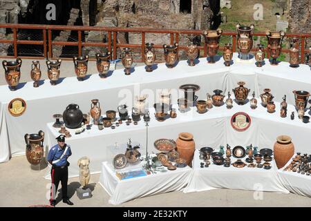 Das kulturelle Erbe der italienischen Carabinieri zeigt am 16. Juli 2010 im Kolosseum in Rom, Italien, 337 archäologische Artefakte, aus dem 8. Jahrhundert v. Chr. bis zum 4. Jahrhundert n. Chr., Im Rahmen einer Pressekonferenz über Beschlagnahmen im Rahmen der Operation "Andromeda", an der italienische Carabinieri und die Schweizer Justizbehörden beteiligt waren, wurden über 15 Millionen Euro (19.5 Millionen US-Dollar) geschätzt. Alle Artefakte stammen aus Süditalien und Griechenland und wurden vor einigen Tagen in Genf, Schweiz, beschlagnahmt. Italienische Behörden forderten einen weiteren Sieg in ihrer Kampagne gegen die illegalen Stockfoto