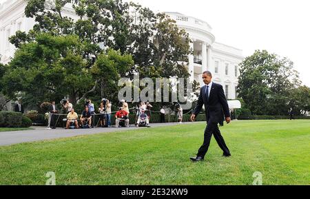 Präsident Barack Obama geht auf den South Lawn, bevor er am 15. Juli 2010 in Washington der Presse eine Erklärung über die Reform der Finanzregulierung im Weißen Haus abgibt. DC. (Bild: Barack Obama ) Foto von Olivier Douliery /ABACAPRESS.COM Stockfoto