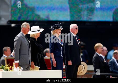 Der britische Prinz Charles von Wales, die Herzogin von Cornwall Camilla Parker Bowles, der Generalgouverneur von Australien Quentin Bryce und ihr Ehemann Michael sind während der Beerdigung eines unbekannten Soldaten aus dem Ersten Weltkrieg, des letzten der 250-er Jahre, abgebildet Stockfoto