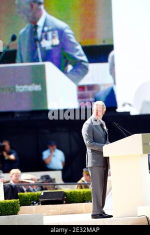 Der britische Prinz Charles von Wales hält eine Rede während der Beerdigung eines unbekannten Soldaten aus dem Ersten Weltkrieg, dem letzten der 250, die in einem Massengrab aus der Schlacht von Fromelles im Fromelles Pheasant Wood British and Australian Military von 1916 gefunden wurden Stockfoto