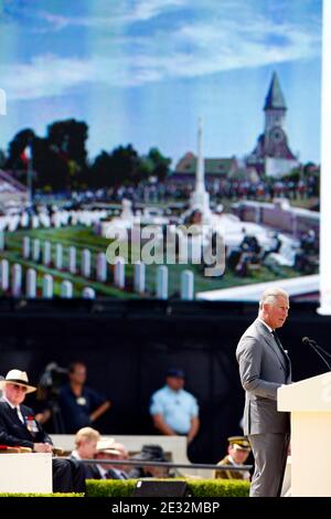 Der britische Prinz Charles von Wales hält eine Rede während der Beerdigung eines unbekannten Soldaten aus dem Ersten Weltkrieg, dem letzten der 250, die in einem Massengrab aus der Schlacht von Fromelles im Fromelles Pheasant Wood British and Australian Military von 1916 gefunden wurden Stockfoto