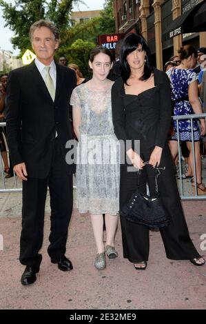 Kevin Kline und Familie kommen zur Premiere von "The Extra man" im Village East Cinema in New York City, NY, USA am 19. Juli 2010. Foto von Mehdi Taamallah/ABACAPRESS.COM Stockfoto