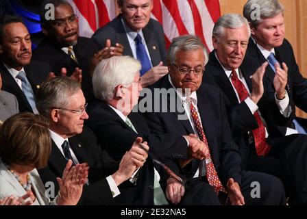 'Rep. Barney Frank (D-MA) (3. R) und Senator Chris Dodd (D-CT) (5. L) schütteln die Hände, nachdem er von US-Präsident Barack Obama bedankt wurde, bevor er den Dodd-Frank Wall Street Reform and Consumer Protection Act im Ronald Reagan Building and International Trade Center am 21. Juli 2010 in Washington, DC unterzeichnete. Eine weitreichende Ausweitung der föderalen Finanzregulierung im Gefolge der schlimmsten Rezession seit der Großen Depression wird der Gesetzentwurf eine Verbraucherschutzagentur schaffen, einen Plan für die Zerlegung von Finanzinstituten, die als ''zu groß zum Scheitern'' angesehen werden, sowie viele andere Reformen entwerfen. Foto von Stockfoto