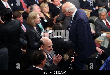 Der Vorsitzende der US-Notenbank, Ben Bernanke (L), spricht mit dem ehemaligen Vorsitzenden der US-Notenbank, Paul Volcker (R), bevor US-Präsident Barack Obama den Dodd-Frank Wall Street Reform and Consumer Protection Act im Ronald Reagan Building and International Trade Center am 21. Juli 2010 in Washington, DC unterzeichnete. Eine weitreichende Ausweitung der föderalen Finanzregulierung im Gefolge der schlimmsten Rezession seit der Großen Depression wird der Gesetzentwurf eine Verbraucherschutzagentur schaffen, einen Plan für die Zerlegung von Finanzinstituten, die als ''zu groß zum Scheitern'' angesehen werden, sowie viele andere Reformen entwerfen. Foto von WI Stockfoto