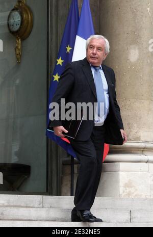Der französische Innenminister Alain Marleix verlässt am 21. Juli 2010 die wöchentliche Kabinettssitzung im Elysée-Palast in Paris. Foto von Stephane Lemouton/ABACAPRESS.COM Stockfoto