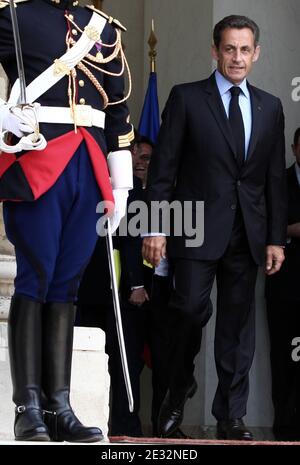 Der französische Präsident Nicolas Sarkozy begleitet die Schweizer Präsidentin Doris Leuthard zu einem Treffen, um die bilateralen Beziehungen und die EU zu diskutieren und die nächste G20 in Frankreich im Jahr 2011 im Elysee Palace in Paris, Frankreich am 21. Juli 2010 vorzubereiten. Foto von Stephane Lemouton/ABACAPRESS.COM Stockfoto