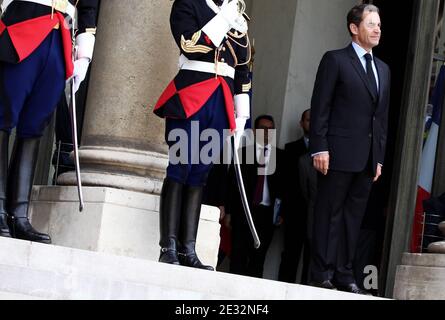 Der französische Präsident Nicolas Sarkozy begleitet die Schweizer Präsidentin Doris Leuthard zu einem Treffen, um die bilateralen Beziehungen und die EU zu diskutieren und die nächste G20 in Frankreich im Jahr 2011 im Elysee Palace in Paris, Frankreich am 21. Juli 2010 vorzubereiten. Foto von Stephane Lemouton/ABACAPRESS.COM Stockfoto