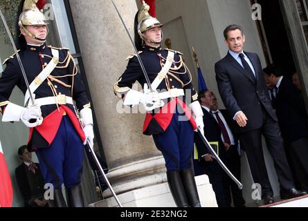 Der französische Präsident Nicolas Sarkozy begleitet die Schweizer Präsidentin Doris Leuthard zu einem Treffen, um die bilateralen Beziehungen und die EU zu diskutieren und die nächste G20 in Frankreich im Jahr 2011 im Elysee Palace in Paris, Frankreich am 21. Juli 2010 vorzubereiten. Foto von Stephane Lemouton/ABACAPRESS.COM Stockfoto