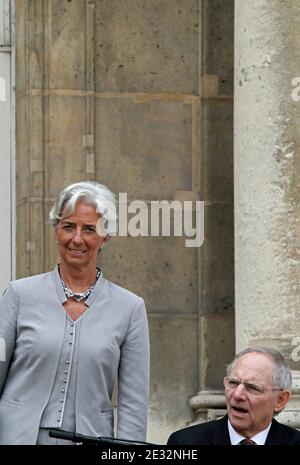 Die französische Ministerin für Wirtschaft, Finanzen und Beschäftigung Christine Lagarde und der deutsche Finanzminister Wolfgang Schaeuble halten nach dem wöchentlichen Kabinettstreffen am 21. Juli 2010 im Elysee Palace in Paris eine Rede. Foto von Stephane Lemouton/ABACAPRESS.COM Stockfoto