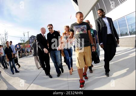 EXKLUSIV - Thierry Henry mit seiner Freundin Andrea Rajacic und Ronny Turiaf kommen zum Freundschaftsspiel New York Red Bulls gegen Tottenham Hotspur in der Red Bull Arena.Tottenham gewann 2-1 in Harrison, New Jersey. USA am 22. Juli 2010. Foto von Mehdi Taamallah/ABACAPRESS.COM Stockfoto