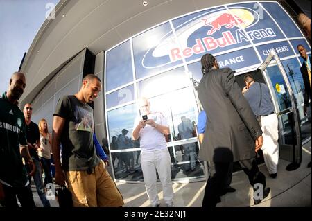 EXKLUSIV - Thierry Henry mit seiner Freundin Andrea Rajacic und Ronny Turiaf kommen zum Freundschaftsspiel New York Red Bulls gegen Tottenham Hotspur in der Red Bull Arena.Tottenham gewann 2-1 in Harrison, New Jersey. USA am 22. Juli 2010. Foto von Mehdi Taamallah/ABACAPRESS.COM Stockfoto