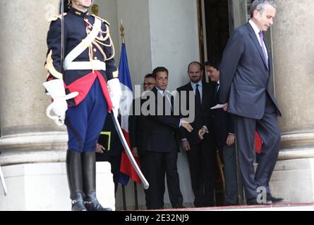 Der französische Präsident Nicolas Sarkozy begleitet die Schweizer Präsidentin Doris Leuthard zu einem Treffen, um die bilateralen Beziehungen und mit der EU zu diskutieren und die nächste G20 in Frankreich 2011 im Elysee Palace, Paris, Frankreich, am 21. Juli 2010 in Paris, Frankreich am 21. Juli 2010 vorzubereiten. Foto von Stephane Lemouton/ABACAPRESS.COM Stockfoto