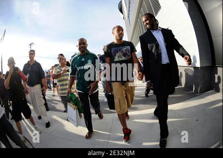 EXKLUSIV - Thierry Henry mit seiner Freundin Andrea Rajacic und Ronny Turiaf kommen zum Freundschaftsspiel New York Red Bulls gegen Tottenham Hotspur in der Red Bull Arena.Tottenham gewann 2-1 in Harrison, New Jersey. USA am 22. Juli 2010. Foto von Mehdi Taamallah/ABACAPRESS.COM Stockfoto