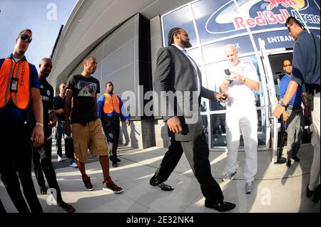 EXKLUSIV - Thierry Henry mit seiner Freundin Andrea Rajacic und Ronny Turiaf kommen zum Freundschaftsspiel New York Red Bulls gegen Tottenham Hotspur in der Red Bull Arena.Tottenham gewann 2-1 in Harrison, New Jersey. USA am 22. Juli 2010. Foto von Mehdi Taamallah/ABACAPRESS.COM Stockfoto