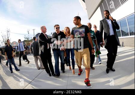 EXKLUSIV - Thierry Henry mit seiner Freundin Andrea Rajacic und Ronny Turiaf kommen zum Freundschaftsspiel New York Red Bulls gegen Tottenham Hotspur in der Red Bull Arena.Tottenham gewann 2-1 in Harrison, New Jersey. USA am 22. Juli 2010. Foto von Mehdi Taamallah/ABACAPRESS.COM Stockfoto