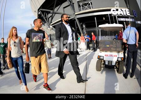 EXKLUSIV - Thierry Henry mit seiner Freundin Andrea Rajacic und Ronny Turiaf kommen zum Freundschaftsspiel New York Red Bulls gegen Tottenham Hotspur in der Red Bull Arena.Tottenham gewann 2-1 in Harrison, New Jersey. USA am 22. Juli 2010. Foto von Mehdi Taamallah/ABACAPRESS.COM Stockfoto