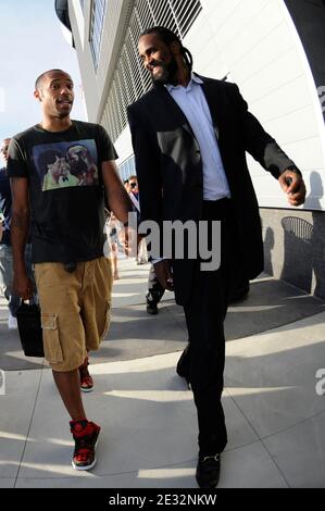 EXKLUSIV - Thierry Henry mit seiner Freundin Andrea Rajacic und Ronny Turiaf kommen zum Freundschaftsspiel New York Red Bulls gegen Tottenham Hotspur in der Red Bull Arena.Tottenham gewann 2-1 in Harrison, New Jersey. USA am 22. Juli 2010. Foto von Mehdi Taamallah/ABACAPRESS.COM Stockfoto