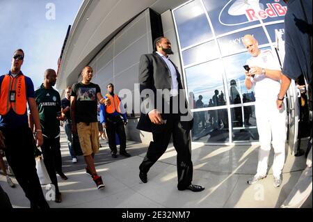 EXKLUSIV - Thierry Henry mit seiner Freundin Andrea Rajacic und Ronny Turiaf kommen zum Freundschaftsspiel New York Red Bulls gegen Tottenham Hotspur in der Red Bull Arena.Tottenham gewann 2-1 in Harrison, New Jersey. USA am 22. Juli 2010. Foto von Mehdi Taamallah/ABACAPRESS.COM Stockfoto