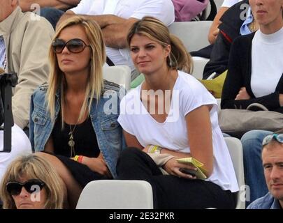 Athina Onassis schaut ihrem Mann Alvaro Affonso 'oda' de Miranda Neto während des International Chantilly Show Jumping, im Rahmen der Global Champion Tour, am 24. Juli 2010 in Chantilly, im Nordosten von Paris, Frankreich. Foto von Mousse/ABACAPRESS.COM Stockfoto