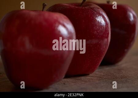 Mehrere rote Äpfel. Nahaufnahme von roten Äpfeln. Rote Äpfel in einer Reihe. Stockfoto