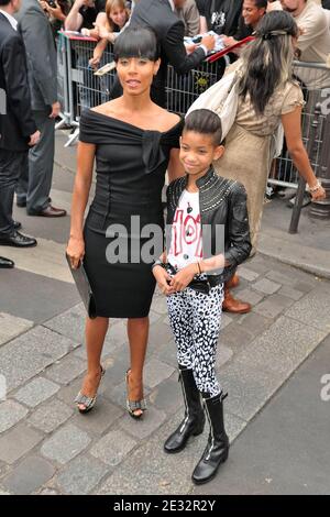 Jada Pinkett Smith und Willow Smith kommen zur französischen Premiere von "The Karate Kid", die am 25. Juli 2010 im Grand Rex Theater in Paris, Frankreich, stattfand. Foto von Nicolas Genin/ABACAPRESS.COM Stockfoto