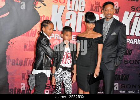 (L-R) Jaden Smith, Willow Smith, Jada Pinkett Smith und will Smith kommen zur französischen Premiere von "The Karate Kid", die am 25. Juli 2010 im Grand Rex Theater in Paris, Frankreich, stattfand. Foto von Nicolas Genin/ABACAPRESS.COM Stockfoto