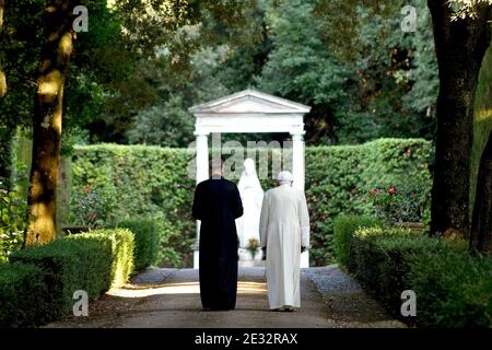 Papst Benedikt XVI. Spaziert am 23. Juli 2010, flankiert von seinem Privatsekretär Mons. Georg Gaenswein, im Garten der Sommerresidenz der Päpste in Castel Gandolfo, südlich von Rom, Italien, wo er seine Ferien in den Hügeln über Rom verbringt. Castel Gandolfo, eine kleine Stadt am See außerhalb Roms, ist seit 400 Jahren die Sommerresidenz der Päpste. Foto von ABACAPRESS.COM Stockfoto